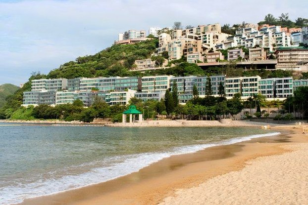 图片：张燕南在香港的别墅可以俯瞰富人专属的浅水湾。（Public Domain）