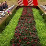 习近平通过提升200名将军和暗示二十大下台和双接班制，胡萝卜加大棒，威逼政治局通过中美贸易协议