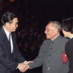 邓小平隔代指定胡锦涛，让胡锦涛继续改开路线并照顾家人， 胡锦涛辜负了邓公但二十大被架离完成了对自己的救赎