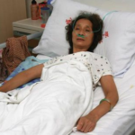 上海老人立遗嘱只给女儿1元 80万和房产全给保姆