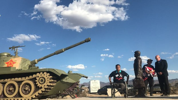 方政为&ldquo;坦克人&rdquo;雕塑揭幕（郑云拍摄提供）