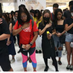 习近平共产党反动派警察近距离实弹射杀18岁男孩！