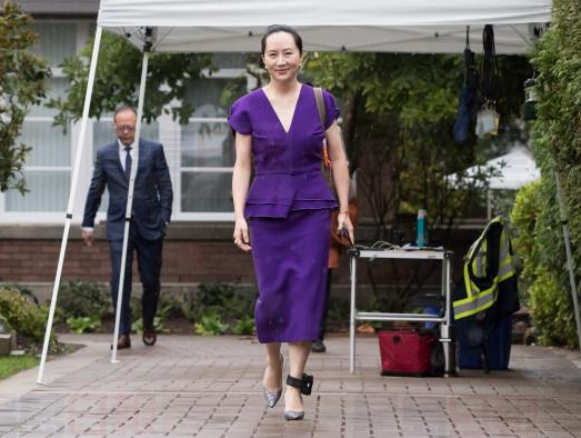 孟晚舟带电子脚镣出庭