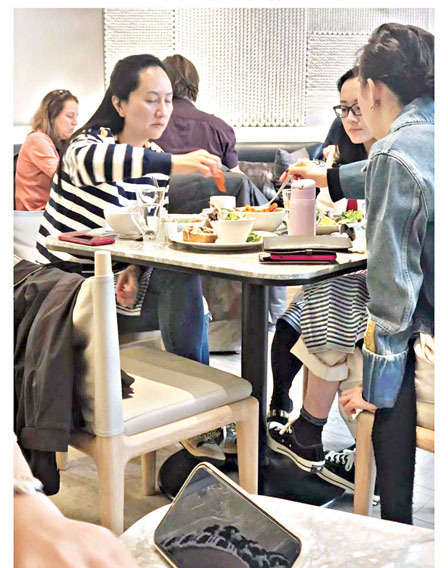 孟晚舟戴电子脚镣