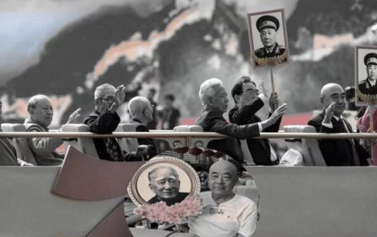 薄熙来三弟薄熙成高举其父薄一波的照片