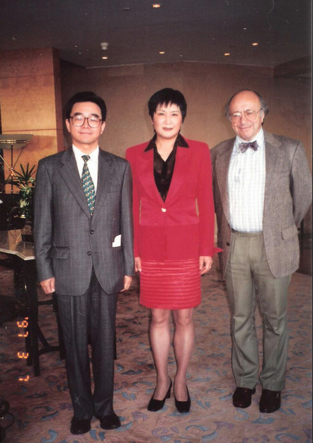 1997年3月摄于香港万豪酒店。左起：金钟、陈惠敏、梅兆赞