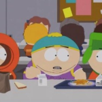 太温馨！佛州小鳄鱼擅闯马路 3只鹤赶紧把它拉回