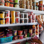 中国资本外流加剧消费降级！泡面卖破4百亿包 外汇减少