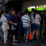 挤兑潮浮现？港人涌ATM领钱 部分银行现钞一度短缺 – 港币或成废纸？ – 习近平共产党为什么要把繁华的香港弄成黎巴嫩 ！