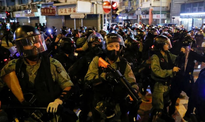 现在的香港警察实际由驻港部队接管了