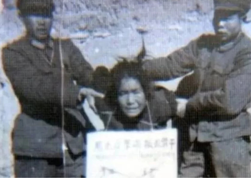 张志新遭枪杀前，当局害怕她呼喊，狱警竟然把她按倒在地，残忍地割断她的喉咙，她呼喊挣扎，咬断了自己的舌头。