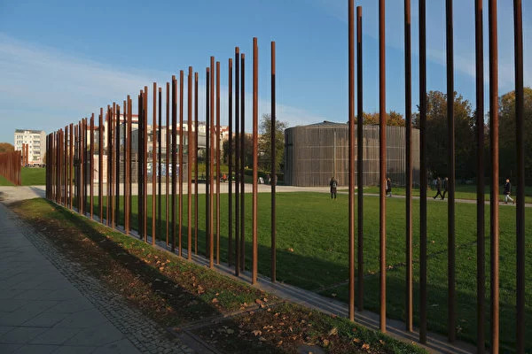 图为2019年10月31日标记柏林墙原址的铁柱