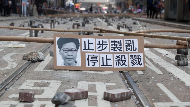 香港示威者设置路障瘫痪交通