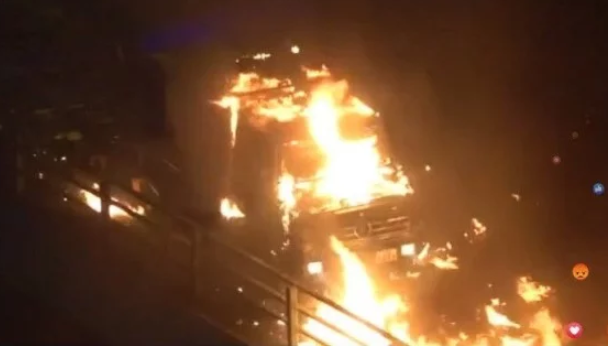 香港理工大学校园一片火海