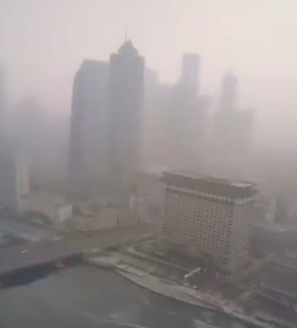 武汉笼罩在神秘的雾霾之中，引人猜测死亡人数可能是无法想象的高