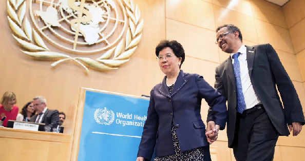 WHO世卫组织现任总干事谭德赛，与前总干事陈冯富珍的牵手照