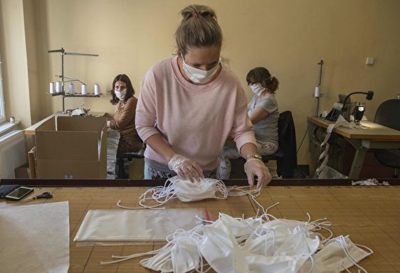 捷克工人正在生产口罩
