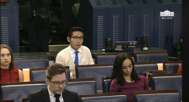 上海东方卫视白宫特派记者张经义（右二）今日在白宫记者会提问。