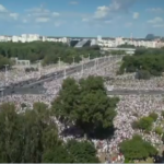 白俄罗斯震撼一幕：10万人上街要习近平铁哥们独裁者卢卡申科下台