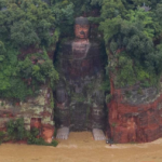 习近平安徽视察保证当地无灾民 , 三峡泄洪减少，造成乐山大佛洗脚和重庆大水；李克强到重庆专门揭露三峡停止泄洪造成的祸国殃民决定