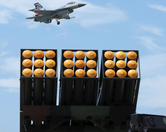 台湾空军高雄冈山空军基地的一架F-16战斗机与雷霆2000多管火箭系统。