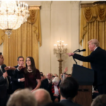 美国媒体已经沦为美国人民的敌人，中共驱逐美国媒体记者实际上为了让这些记者更多的骂川普