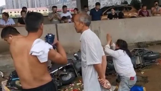 老闆娘下跪哭求：&ldquo;不要再抢了，求求你们了&rdquo;