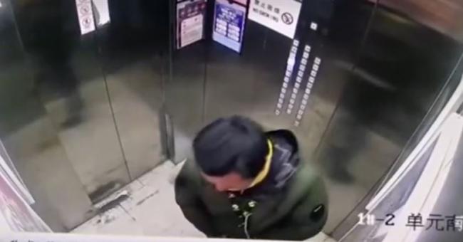 吃完餐 才看到监控中外卖员做这事 客人哭着报警