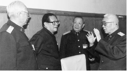 江泽民当年欲撤换胡锦涛 老军头怒拍桌子