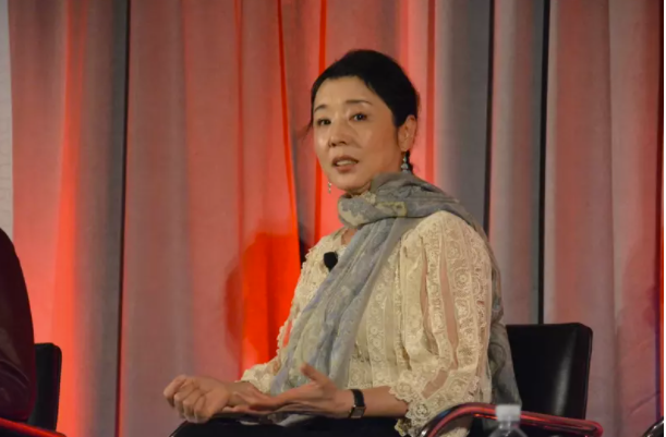 称&ldquo;习近平就是人贩子&rdquo; 作家严歌苓成敏感词