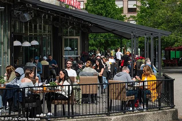 群体免疫赢了？全球首个放弃新冠的国家疫情暴跌, 饭馆完全不用戴口罩