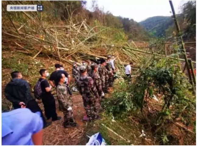 解放军封锁东航空难现场