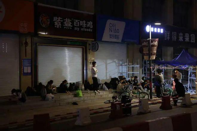 5月2日，上海市浦东新区，一些从方舱医院出院的人，被阻拦在小区门前。他们被要求，入小区需要提供48小时核酸阴性证明。中青报&middot;中青网记者 李强/摄