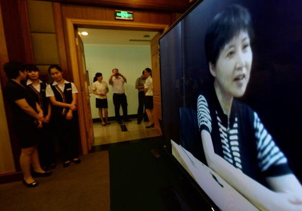 三个死缓分别是薄一波儿媳薄谷开来，以及薄一波生前的两位秘书王益及董宏