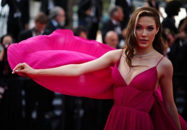 谷爱凌在戛纳红毯大翻车 穿吊带裙暴露副乳尴尬