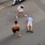 北京一位卖糖葫芦的老人被当地城管打倒在地，并抢走了老人赖以为生的糖葫芦与自行车