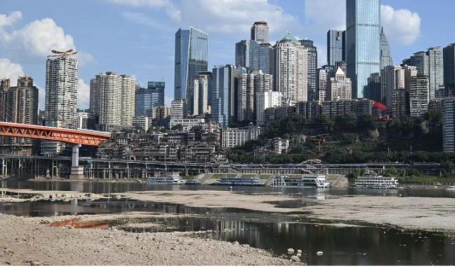 极度高温 网传重庆嘉陵江被&ldquo;晒干&rdquo;？