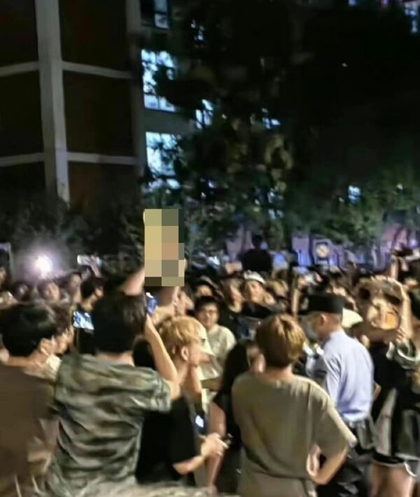 武汉高校爆发大规模学生游行示威 参与者被威胁