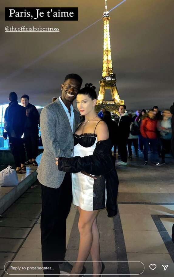 比尔&middot;盖茨女儿和黑人男友铁塔前甜蜜相拥