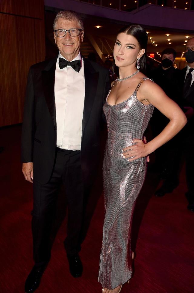 比尔&middot;盖茨女儿和黑人男友铁塔前甜蜜相拥