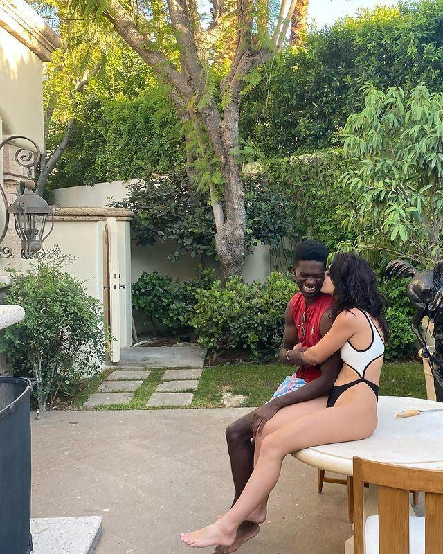 比尔&middot;盖茨女儿和黑人男友铁塔前甜蜜相拥