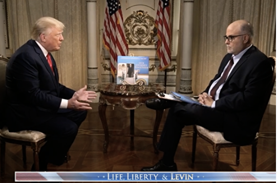 2021年12月6日，美国前总统川普做客福克斯主持人马克&middot;莱文的节目（视频截图）