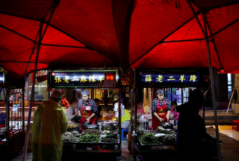 95后夫妻摆摊日赚9千 211毕业生捡破烂月入过万 - 央视骗人已经不讲方式胡乱编，这世界只有习近平能信他们的鬼话 - 95后夫妻摆摊日赚9千 211毕业生捡破烂月入过万