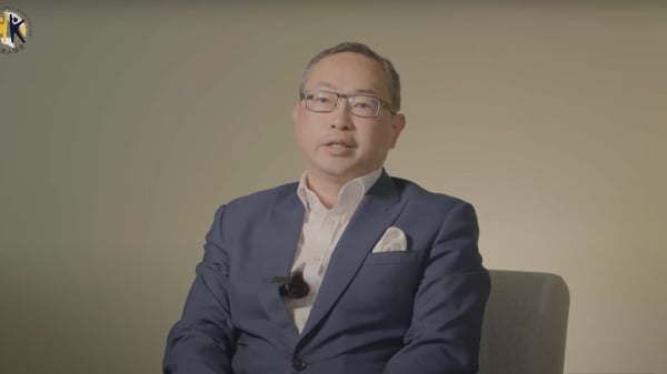 郭文贵潜逃&ldquo;军师&rdquo;余建明红色背景被起底，曾任重庆政协委员。（图片来源：网络）