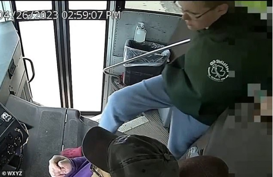 今天 这个美国13岁小男孩 被全网给赞爆了