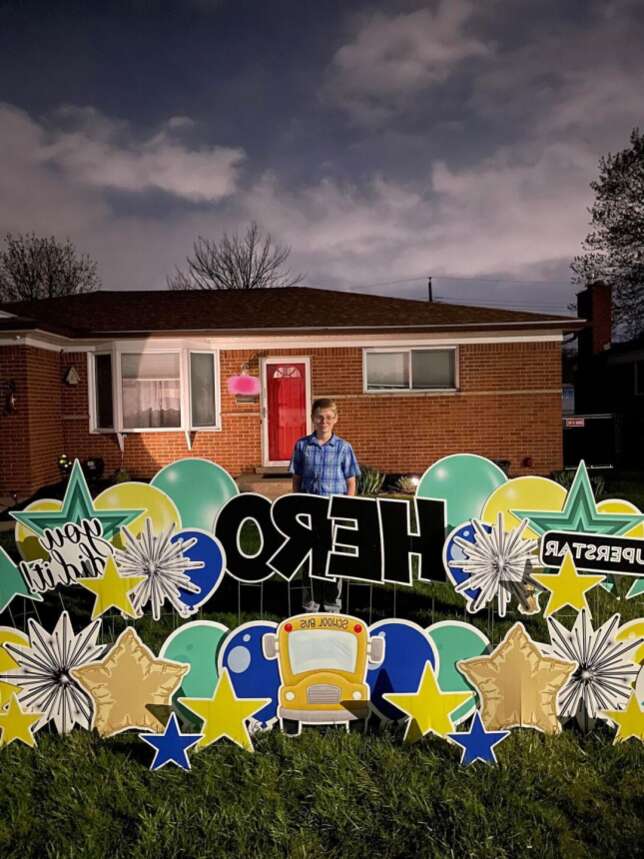 今天 这个美国13岁小男孩 被全网给赞爆了