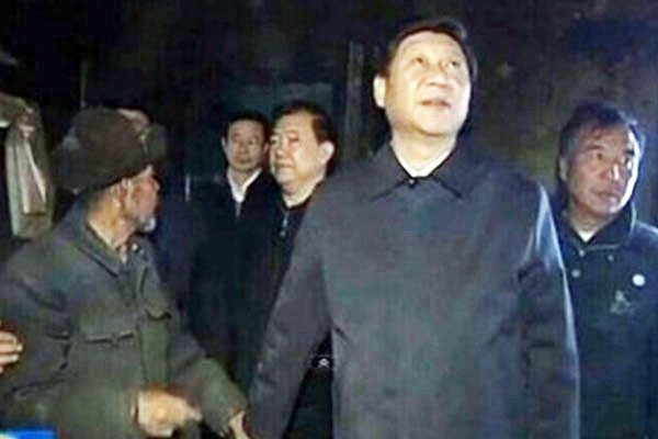 2013年习近平下乡与贫困老农搭话时，时任甘肃省委书记王三运在身后怒瞪想吐露真言的老农。人们不清楚习是被骗还是装糊涂。