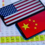 中国驻洛杉矶领事馆前面，五星红旗被中国人焚烧