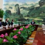 美国国务卿布林肯：习近平是独裁者！习近平乞求和美国合作