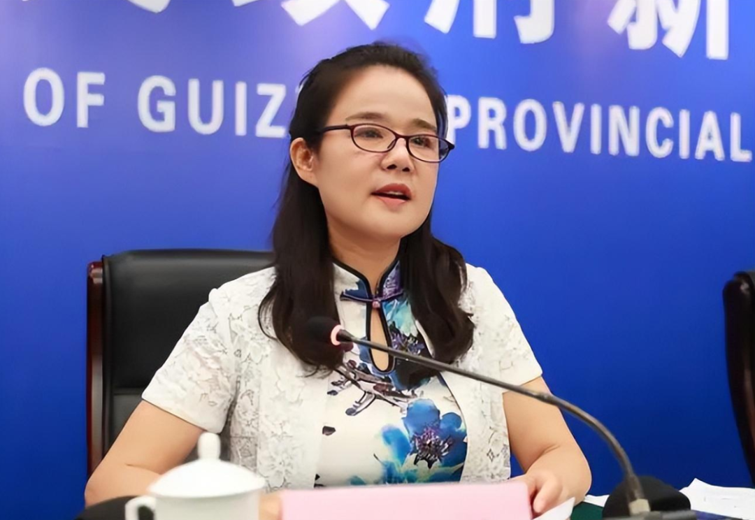 美女书记雷文蓉在美国有房产20余套，主动勾搭上官黄瑶李再勇做保护伞